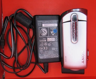 Sony Handycam DCR-SX15E Digital Video Camera. Working - Image 1 of 4