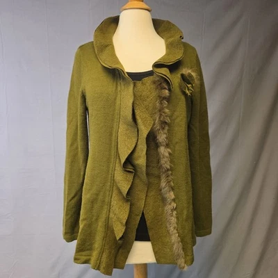 Cárdigan de mezcla de lana oliva con volantes y detalles de piel Foto 1 de 4