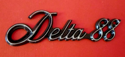 NUEVO 1982-1983-1984-1985 Oldsmobile Delta 88 guardabarros-cuarto panel emblema-insignia Foto 1 de 4