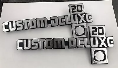 Par de camiones Chevy 1981-88 personalizados de lujo 20 emblemas 14051845 nuevo GM NUEVO STOCK ANTIGUO  Foto 1 de 2