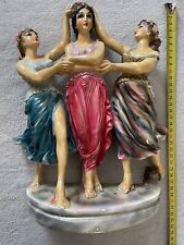 Junge königliche 3 Schwestern Skulptur - Moderne Kunst