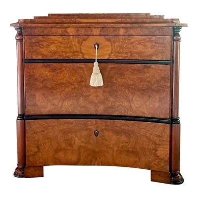 Сундук с выдвижными ящиками Biedermeier с изогнутой поверхностью с акцентами оливкового дерева и черного дерева - Изображение 1 из 3