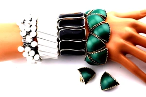 Vintage 4 Expansion Bracelets- White Beads, Enamel, Teal Green w/ Clip Earrings - Bild 1 von 6