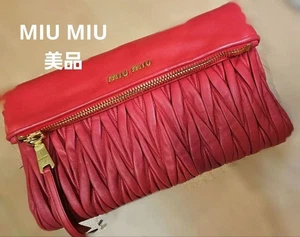 Bolso de hombro bidireccional de diseñador MIUMIU Matelassé para mujer de lujo Miu Miu Cartera Italia - Imagen 1 de 15