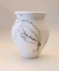 Jarrón redondo grabado hecho a mano de cerámica pelo de caballo 6" de alto - Imagen 1 de 7