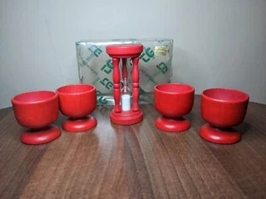 4 tazas de huevos de madera roja + temporizador de huevos - T&G Woodware Ltd - Hecho en Francia - Imagen 1 de 11