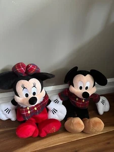 Disney Store 2013 Mickey & Minnie Mouse en rojo a cuadros sudadera con capucha 17" de alto juguete de peluche - Imagen 1 de 9