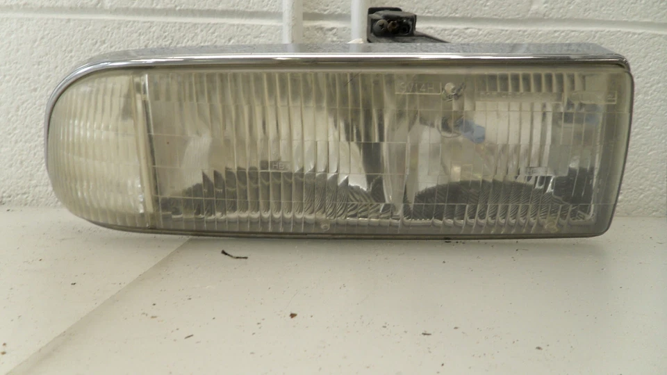 Faro Chevrolet Blazer 1998-2005 pasajero FR usado OEM 16526218 Foto 1 de 4