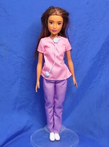 Barbie TÚ PUEDES SER CUALQUIER COSA ENFERMERA con estetoscopio zuecos blancos - Imagen 1 de 5