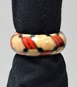 Einzigartiger asymmetrischer Holzring Gr. 6 - Bild 1 von 3