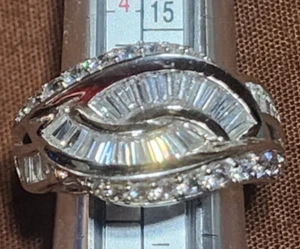 925 Sterling Silver Beautiful Lady's Ring Size 5 - Picture 1 of 6
