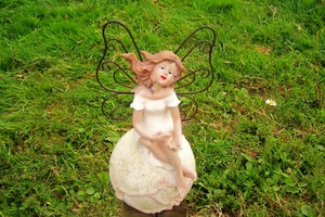 Deko Elfe auf Stein sitzend, schöne Gartendekoration - Bild 1 von 4