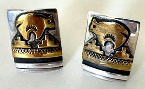 Coppia di orecchini vintage Navajo Thomas Singer argento e oro sovrapposizione orso - Foto 1 di 6