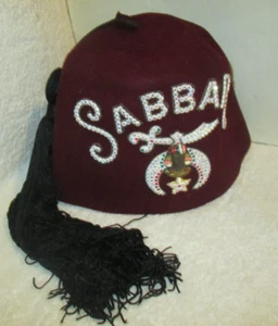 Vintage Freimaurer Schrein SÄBEL mit Schmucksteinen besetzt weinrot Fez Hut Tarboosh ZIERLICHE BROSCHE LESEN - Bild 1 von 22