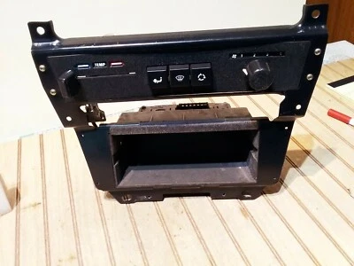 CONTROLE CLIMÁTICO VOLVO 240 A/C E CUBBY FABRICANTE DE EQUIPAMENTO ORIGINAL 1993 - Imagem 1 de 4