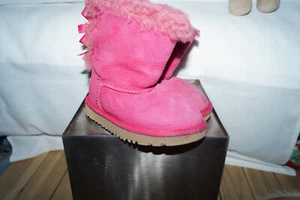 UGG Bailey Bow Kleinkind US Größe 9 26 EUR Hot Pink Lammfell Lammfell Stiefel 3280T - Bild 1 von 5