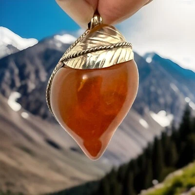 Impresionante colgante de resina ámbar en forma de mango y concha con talla de plata tibetana 42 g Foto 1 de 4