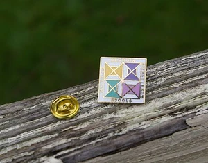 Spilla da bavero Georgia Bonesteel's Spinning Spools metallo smalto tono oro - Foto 1 di 6