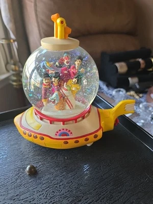 The Beatles De Colección 1999 Amarillo Submarino Pepperland Musical Globo de Nieve Cúpula Foto 1 de 3