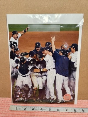 Archivo de fotos de los campeones de la Serie Mundial de los Yankees de Nueva York 2009 con pegatina de holograma MLB Foto 1 de 3