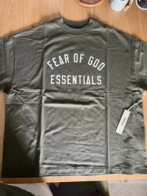 Camiseta Essentials Fear Of God cuello redondo talla M color: militar Foto 1 de 4