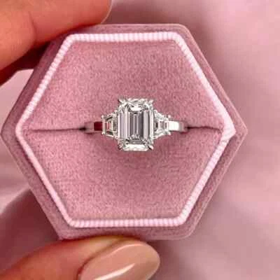 Anillo de compromiso de diamantes talla esmeralda 3,00 quilates cultivado en laboratorio IGI 950 platino Foto 1 de 4