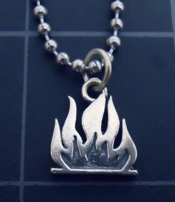 Collar Llamas Plata Esterlina Nuevo Camping Fuego Dije Fogata Colgante De Colección Foto 1 de 4