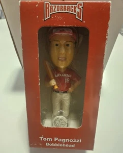 Tom Pagnozzi Bobble Head - Arkansas Razorbacks Baseball - Nuovo - Foto 1 di 3