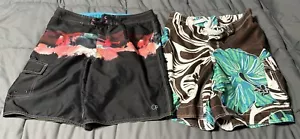 Due paia di pantaloncini da tavola chirurgica taglia 34 surfista floreale hawaiano - Foto 1 di 4