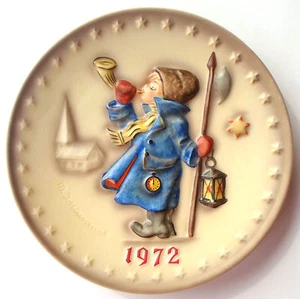 De colección 1972 Hummel Plate Midnight Boy 2do Anual Here Ye Hear Ye Soplar Cuerno - Imagen 1 de 2