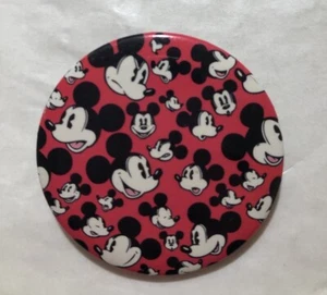 Vintage Disney Mickey Mouse mehrere Köpfe Button Pin rot, schwarz & weiß (D) - Bild 1 von 3
