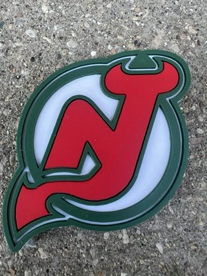 DE COLECCIÓN NHL NEW JERSEY DEVILS TABLA DE PIE DE GOMA VERDE IMÁN DE NEVERA 2025 NUEVO Foto 1 de 3