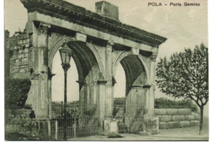 cr 102 - anni 20 POLA PULA (Croazia) Porta Gemina -non VG - FP - Ed. Rumich Pola - Imagen 1 de 2