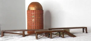 Silo de metal hecho a mano y plataformas de tren de madera LEER DESC - Imagen 1 de 2