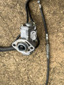 original - SUZUKI RGV250 VJ22 Oil Pump With Lines And Oil Pump Cable - Picture 1 of 3
