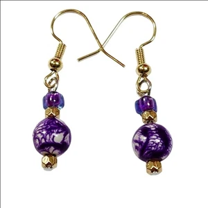 Handgefertigte einzigartige lila und goldene Perlen Ohrringe - Bild 1 von 5