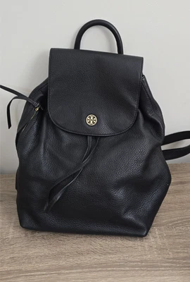 Mochila pequeña de cuero Tory Burch - negra con cremallera lateral. Foto 1 de 4