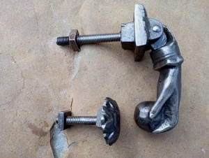 Precioso Llamador de Puerta Completo Bola en Mano Hierro Herrajes Antiguos Mano de Fátima - Imagen 1 de 19