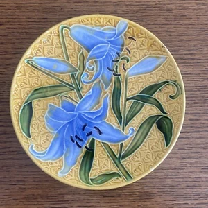 ANTIQUE VILLEROY & BOCH MAJOLICA PLATE LILIES 7 1/2” - Picture 1 of 7