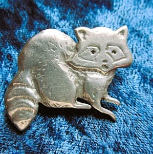 Racoon Caught In Your High Beams,  Hand Crafted and Signed Pewter Pin - Bild 1 von 2