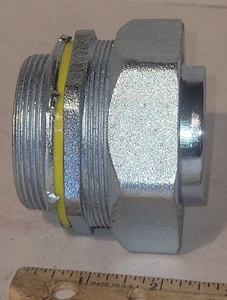 Hubbell Raco 3518 2 Zoll Flüssigkeitsdichter gerader Verbinder isoliert Grainger 3LL10 - Bild 1 von 3