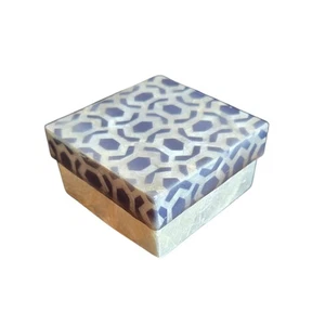 Decorasyon Negro Patrón Geométrico Top Moldeado Capiz Shell Caja Baratija 3"X3"X1.5" - Imagen 1 de 10
