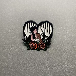 Pin Edward Manos de Tijera Kim Amor Corazón Rosas Emo Gótico Película Divertido Trabajo Coleccionable - Imagen 1 de 6