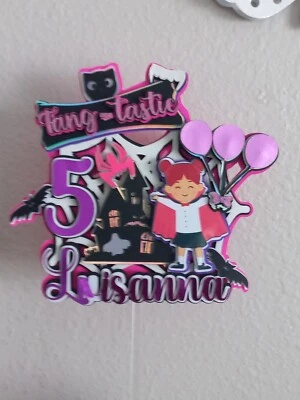 Topper de bolo holográfico presa-tastic menina vampira #festa #aniversário #festa de vampiro  - Imagem 1 de 4