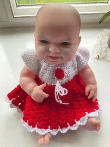 Berenguer Babypuppe im glitzernden Weihnachtskleid. - Bild 1 von 7