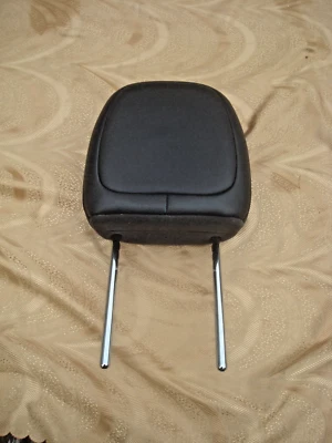 OEM 15-18 JEEP RENEGADE FRONT  DRIVER OR  PASSENGER SEAT HEADREST - Image 1 of 4