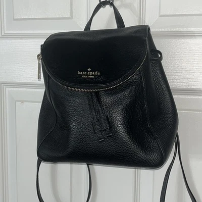 Mochila Kate Spade New York Lizzie Solapa Mediana - Cordón de Cuero Negro Foto 1 de 4