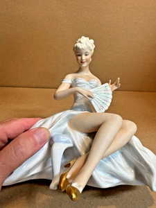 RARE WALLENDORF PORCELAIN FIGURINE SEATED LADY w/Fan. Gay Deco. SchauBach Kunst - Picture 1 of 10