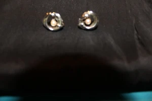 Pendientes circulares de perlas cultivadas de agua salada De Curtis Akoya de 1" de largo - Imagen 1 de 9