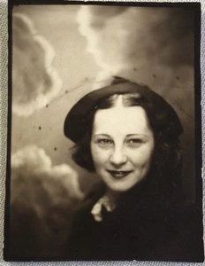 VINTAGE 1940’s PHOTO BOOTH YOUNG PRETTY LADY WOMAN SCHOOL GIRL STYLE GLAMOUR - Bild 1 von 2
